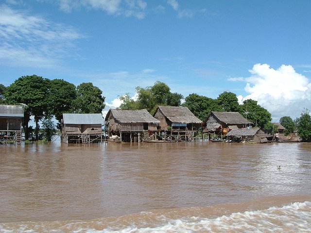 トンレサップ湖・トンレサップ川・川に浮かぶ家の写真の写真