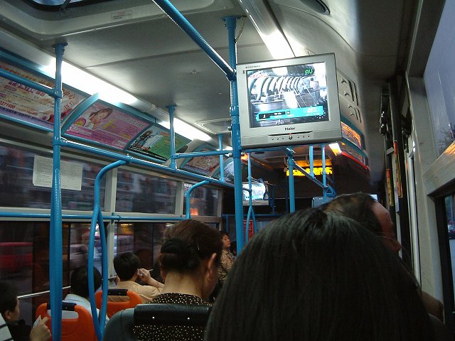 テレビがある極普通の路線バスの写真の写真