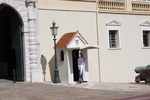 モナコ公国・建物の入口を警備する衛兵