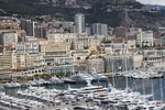 モナコ港にはクルーザーが並ぶ