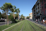 ニース・芝生が植えられたジャン・ジョレス通りの路面電車軌道