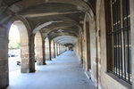 パリ・ヴォージュ広場沿いの建物の廻廊