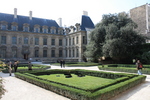 パリ・シュリー館の前庭