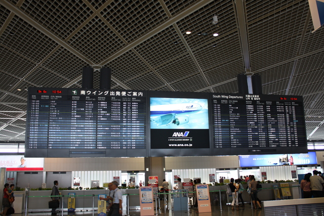 成田空港・出発案内板の写真の写真