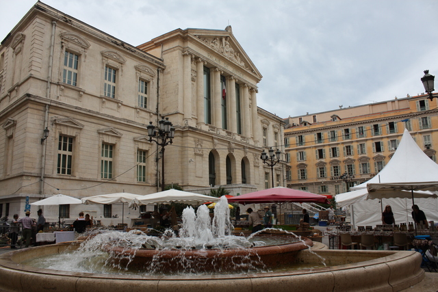 パレ・ド・ジュスティス広場と裁判所の写真の写真