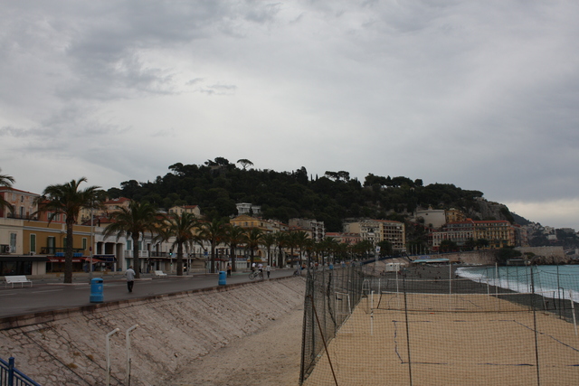 エタ＝ユニ通り付近から見るニース城の写真の写真