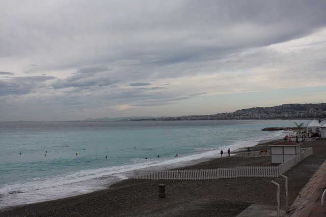 ニース城付近から見たビーチの写真の写真