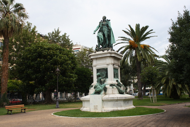 ニースの公園に建つ銅像の写真の写真