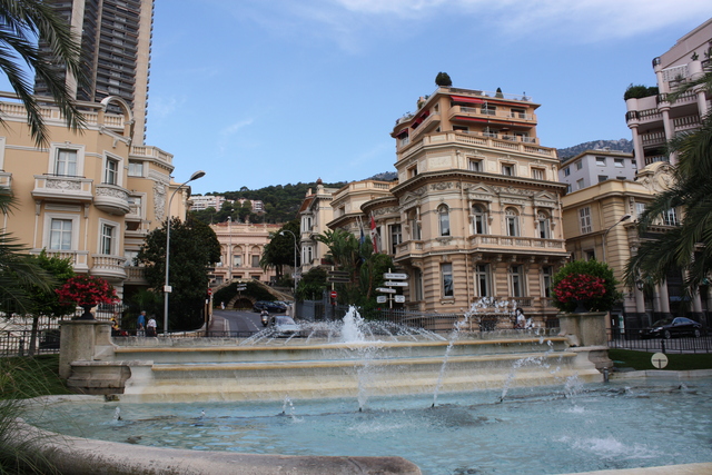 モナコ・カジノ庭園の噴水とサン・ミッシェル通りの写真の写真