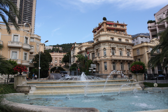 モナコ・カジノ庭園の噴水とサン・ミッシェル通りの写真の写真