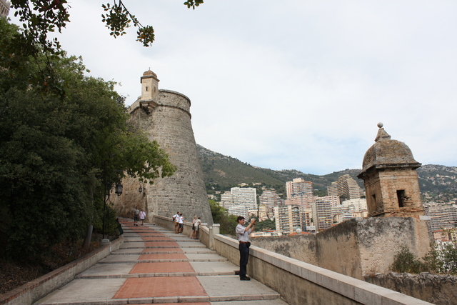モナコ・坂を登ると王宮の砦が見えてくるの写真の写真