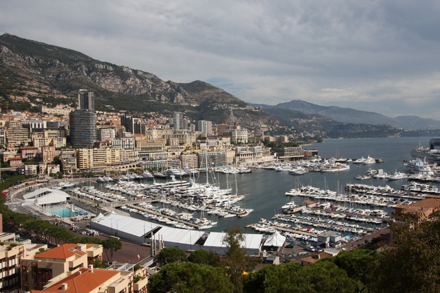 モナコ湾沿いにはマンション・湾内にはクルーザーの写真の写真