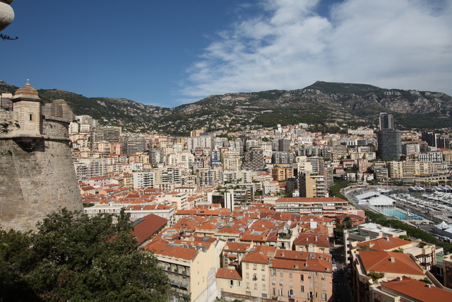 モナコ・城壁と市街地と山の写真の写真