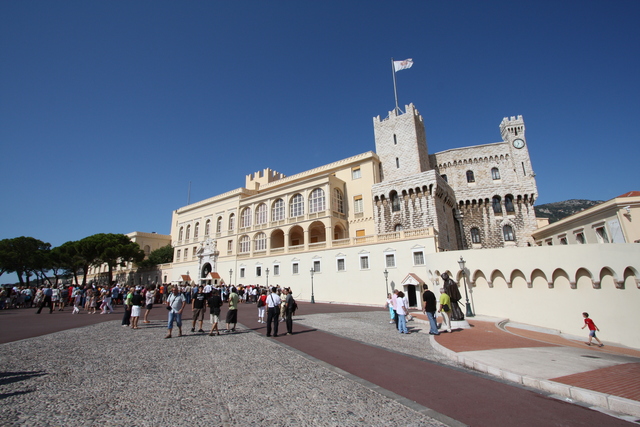 モナコ・宮殿前広場のモナコ港側から見る大公宮殿の写真の写真