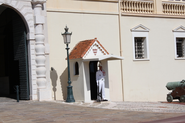モナコ公国・建物の入口を警備する衛兵の写真の写真