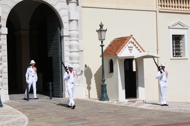 モナコ公国・衛兵交替式開始の写真の写真