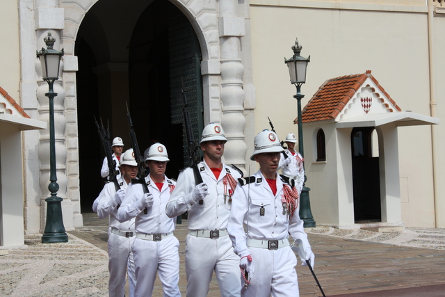 モナコ公国・夏服の衛兵交替式の写真の写真