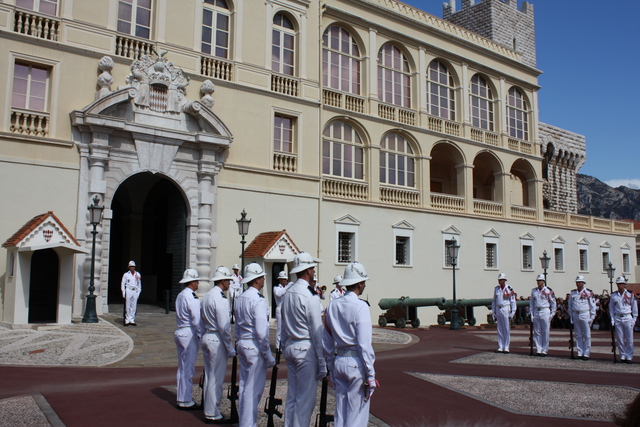 モナコ公国・任務を終える衛兵と任務を始める衛兵が向きあうの写真の写真