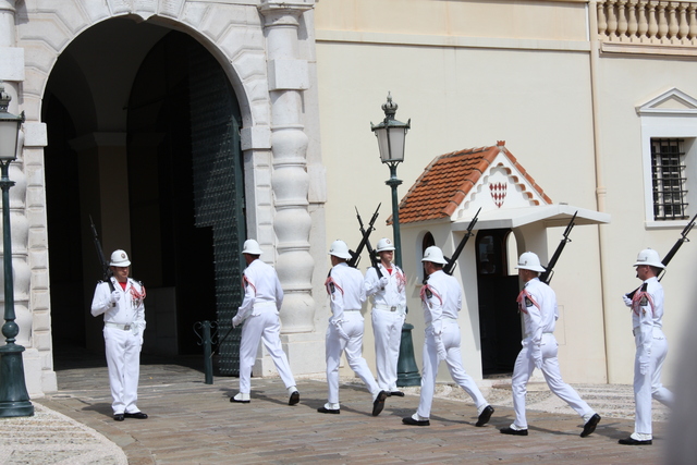 モナコ公国・大公宮殿に入場する衛兵の写真の写真