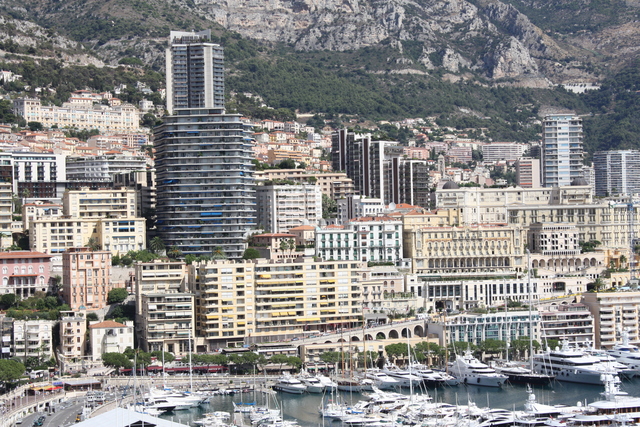 モナコの街は急斜面なのでどのマンションからも眺めは抜群の写真の写真