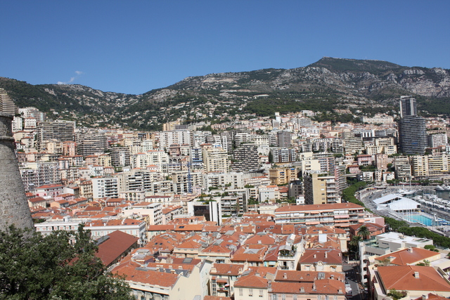 モナコの建物の屋根は意外にも茶色で統一されているの写真の写真