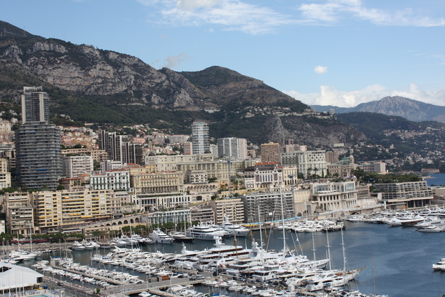 モナコは意外に狭い・奥に見える山はフランス領の写真の写真