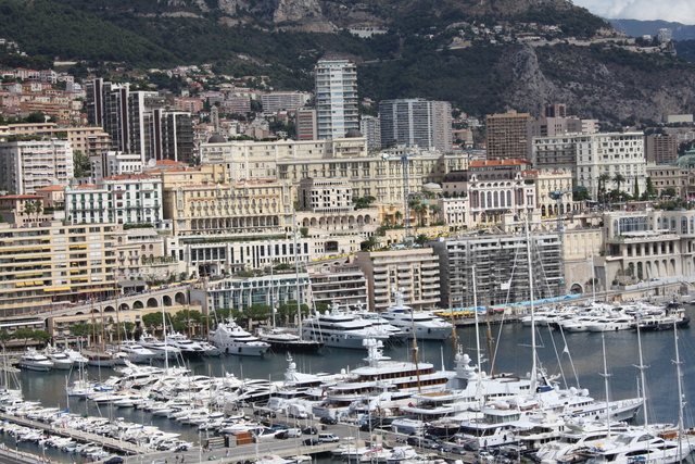 モナコ港にはクルーザーが並ぶの写真の写真