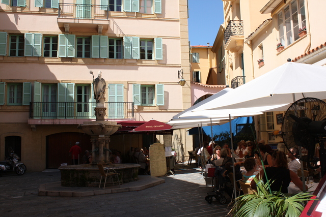 モナコ・路地裏の広場とレストランの写真の写真
