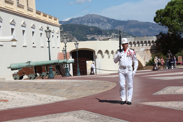 モナコ公国・王宮前を警備する衛兵の写真の写真