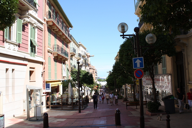 モナコ・グリマルディ通りからみたカロライン王妃通りの写真の写真