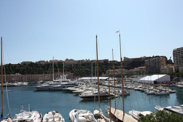 モナコ港北岸から見たモナコ地区方向の写真の写真