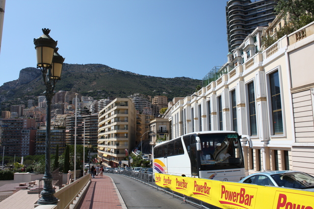 モナコ・オスタンド通りから見たフランスの山の写真の写真