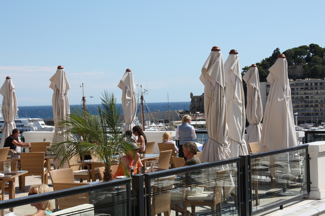 モナコ港が良く見えるレストランの写真の写真