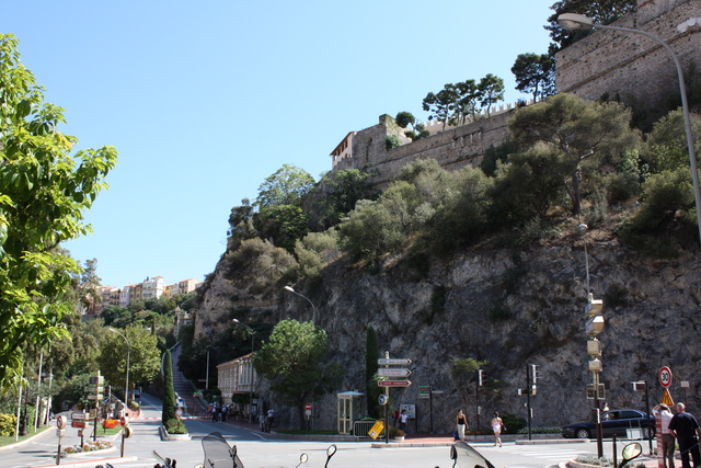 モナコ・アルム広場付近から見た王宮の城壁の写真の写真