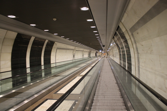 モナコ・モンテカルロ駅の長い歩く歩道の写真の写真