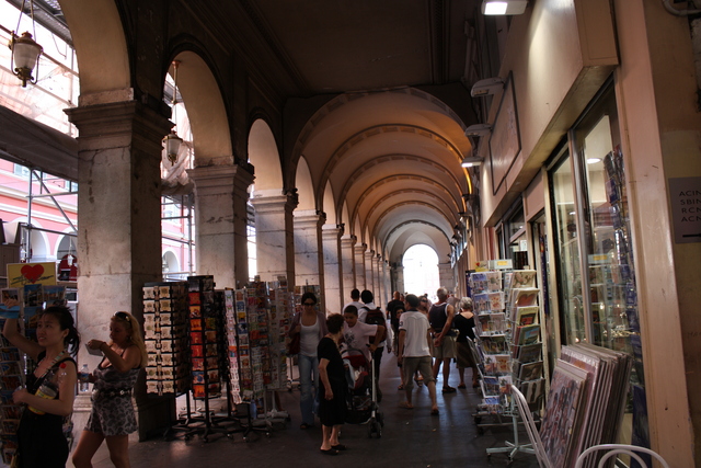 ニース・ジャン・メドサン通りのアーケードの写真の写真