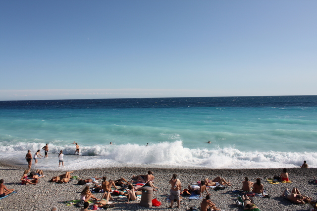 ニース・ビーチでは泳ぐ人よりも日光浴をする人が多いの写真の写真