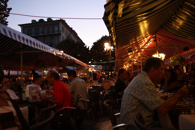 ニース・夕方になると賑わいが増すサルヤ広場の写真の写真