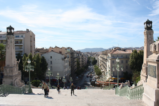 マルセイユ駅から南側のアテーヌ通りを見るの写真の写真