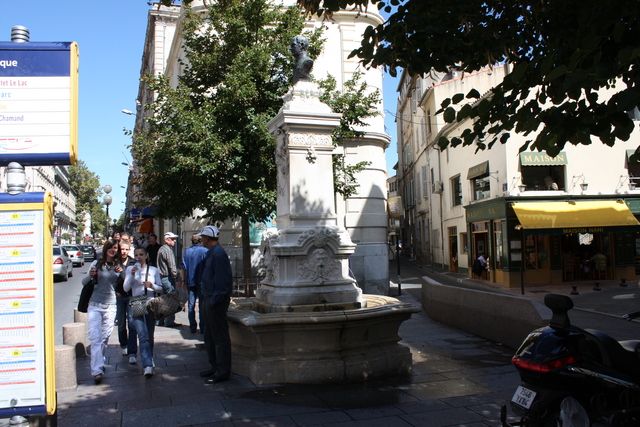 アヴィニョン・レピュブリック通りの噴水の写真の写真
