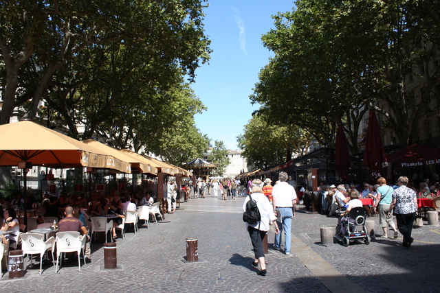 アヴィニョン・レピュブリック通りから見たオルロージュ広場 (Place de L'Horloge)の写真の写真