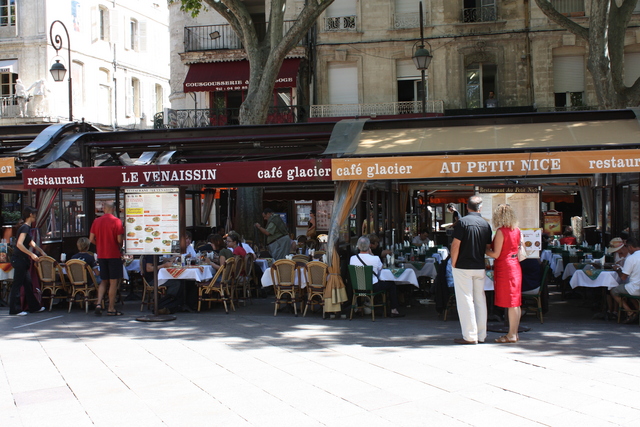 アヴィニョン・広場に並ぶレストランの写真の写真