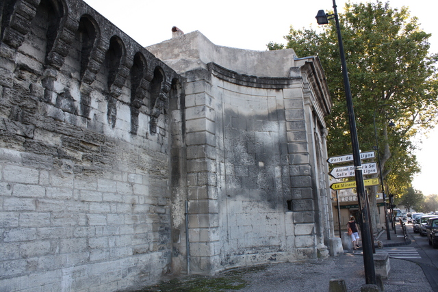 アヴィニョン・リーニュ門の外側の写真の写真