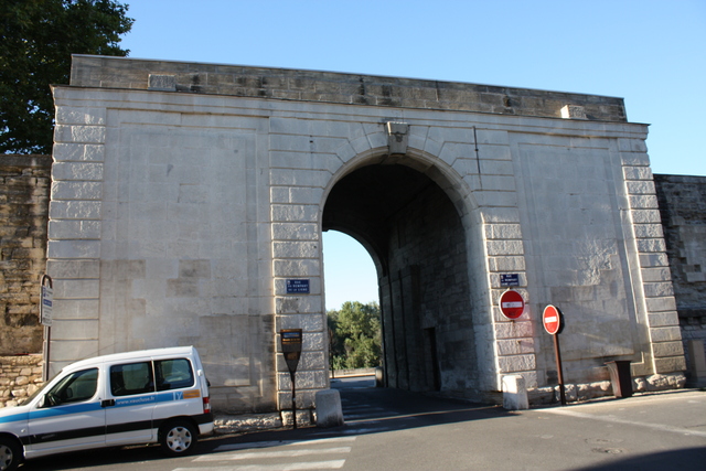 アヴィニョン・リーニュ門の内側の写真の写真