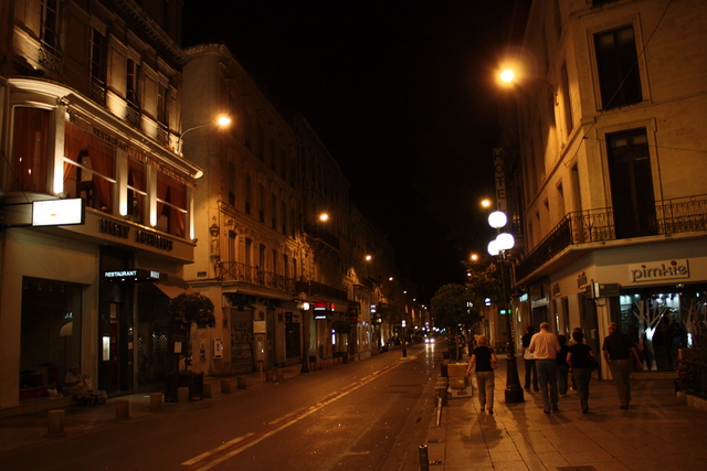 アヴィニョン・夜のレピュブリック通りの写真の写真