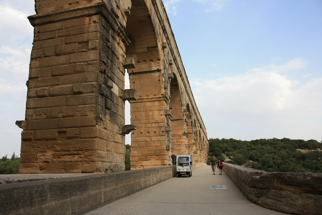 ポン・デュ・ガールの上を歩けるの写真の写真