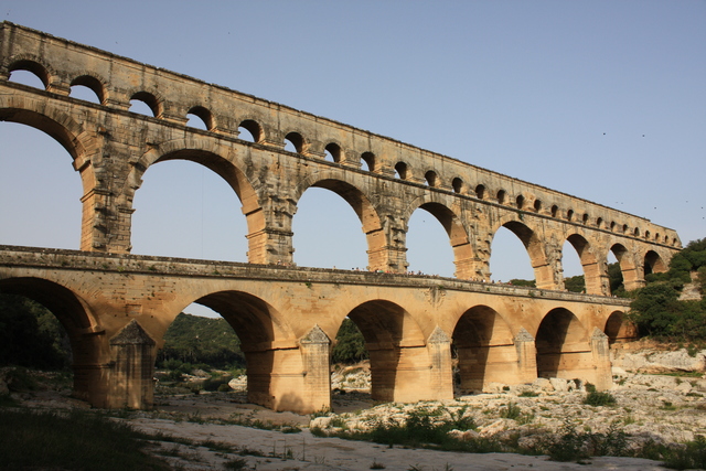 対岸の河原から見たポン・デュ・ガールの写真の写真