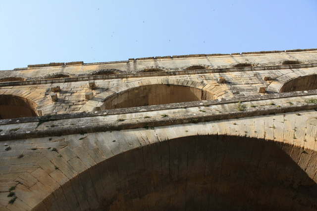 ポン・デュ・ガール・下から見上げるの写真の写真