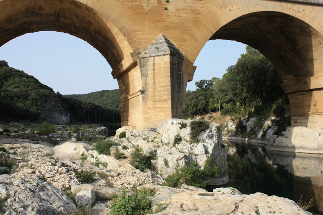 ポン・デュ・ガール・先端が尖っている橋脚の写真の写真