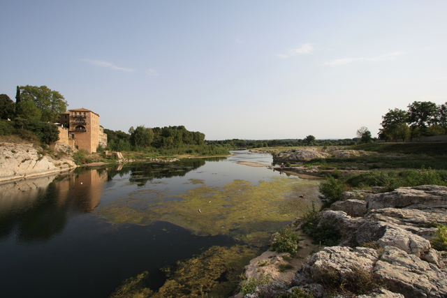 ポン・デュ・ガール・河原から見たガルドン川の下流側の写真の写真